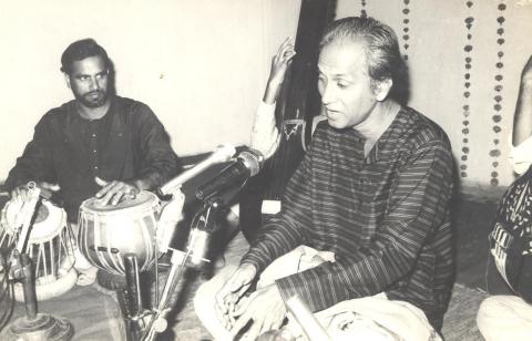 Pt Arun Kashalkar in concert accompanying him on the tabla is Pt Vibhav Nageshkar